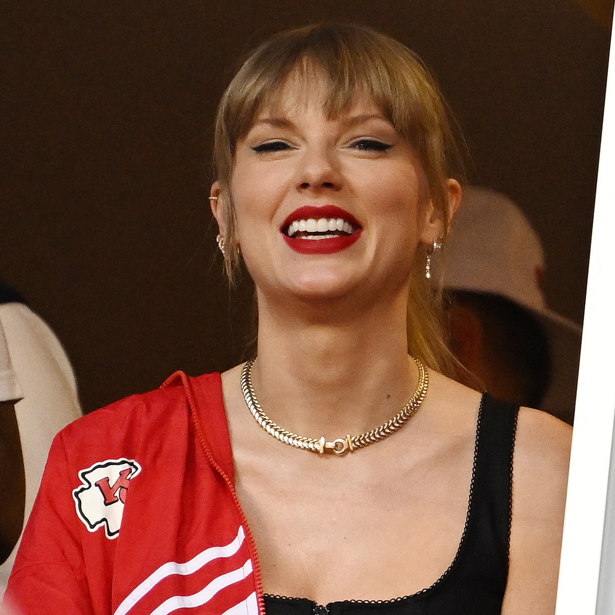 Taylor Swift Is Cheer Captain At Travis Kelce's Chiefs Game