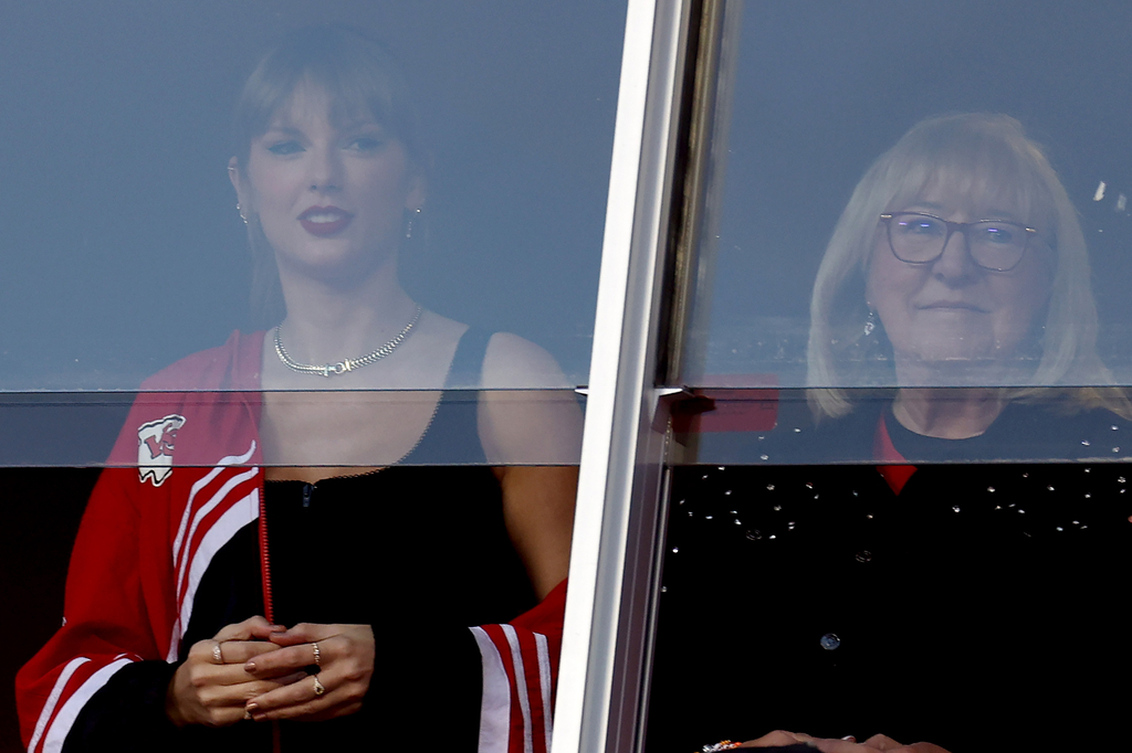 Taylor Swift Cheers on Travis Kelce in Dôen Top at KC Chiefs Game – WWD