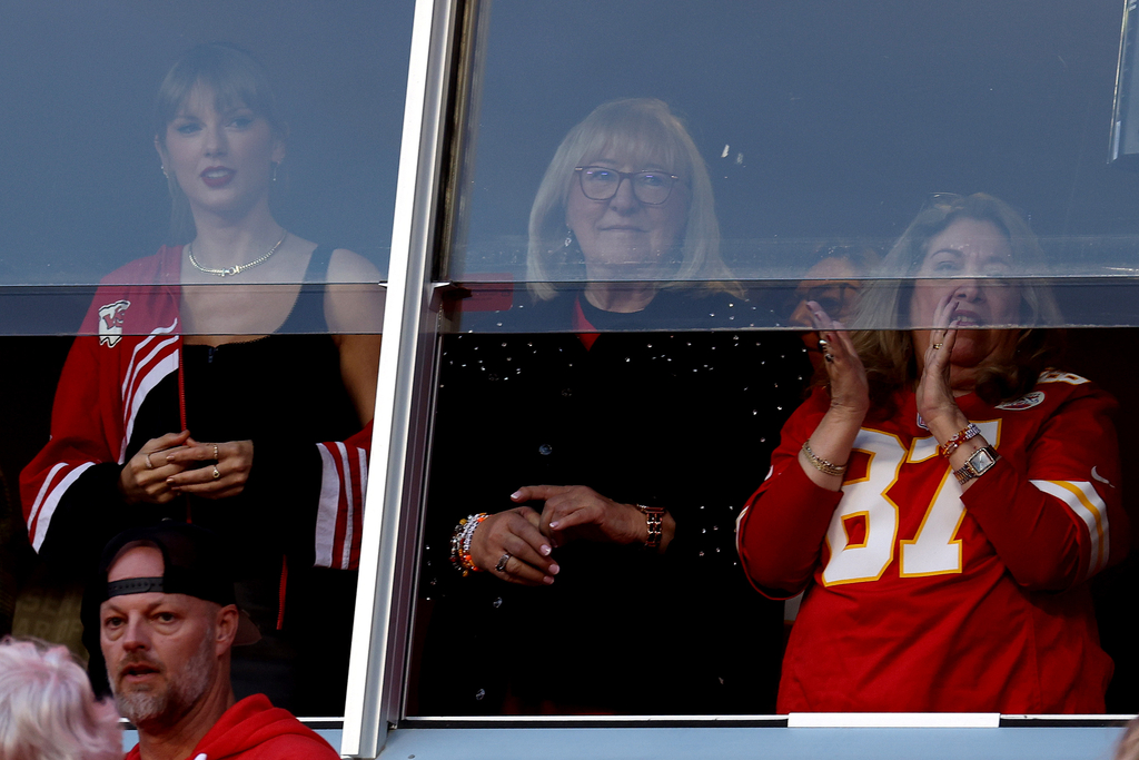 Taylor Swift, Donna Kelce, Kansas City Chiefs