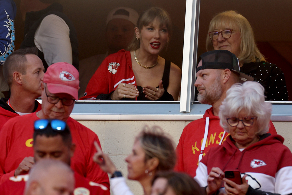 Patrick Mahomes Met Taylor Swift at a Chiefs Party – Billboard