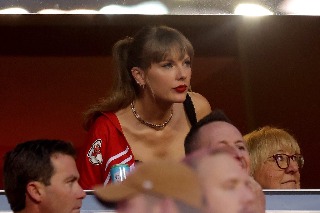 Patrick Mahomes Met Taylor Swift at a Chiefs Party – Billboard