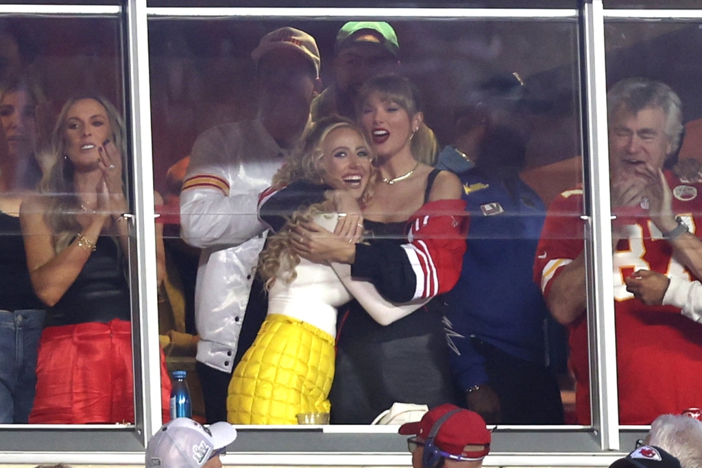 Taylor Swift cheers on Kansas City Chiefs in New Jersey with other
