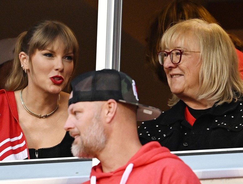 Taylor Swift, Donna Kelce, Kansas City Chiefs