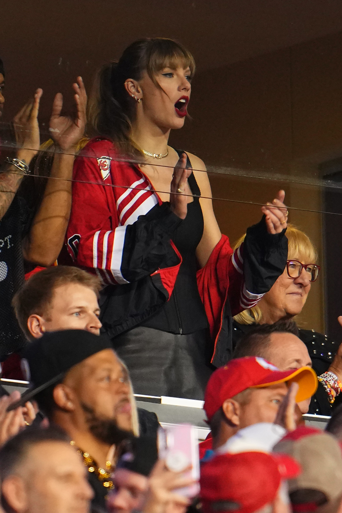 Taylor Swift Cheers on Travis Kelce in Dôen Top at KC Chiefs Game – WWD