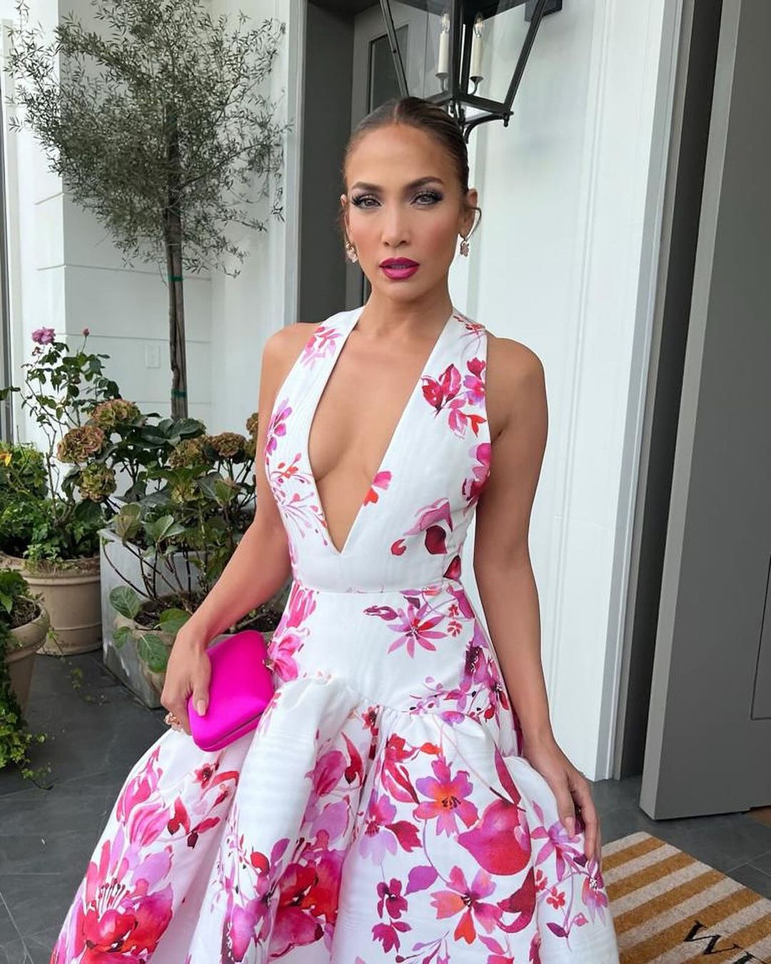 Jennifer Lopez Ditches Her Signature Nude Lip for an Unexpected Color Jennifer Lopez Ditches Her Signature Nude Lip for an Unexpected Color