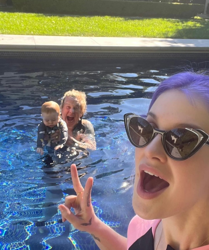 Kelly Osbourne และ Son Sidney ออกไปเที่ยวนอกบ้านเพื่อสนับสนุน Ozzy Osbourne