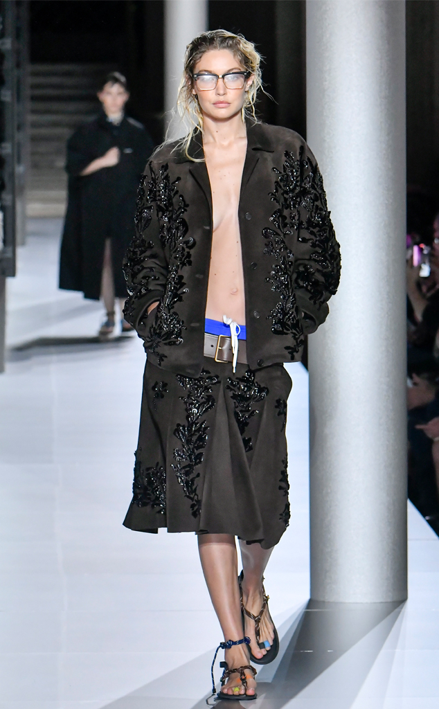 Zendaya Pamer Perut Rata Saat Hadiri Show Louis Vuitton di Paris Fashion  Week 2023 - Lifestyle