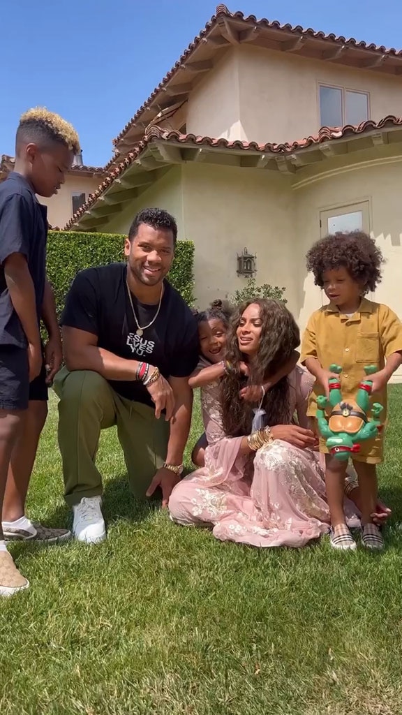 Ciara'nın Kocası Russell Wilson, "Kraliçesine" Doğum Günü Hediyesini Paylaşıyor