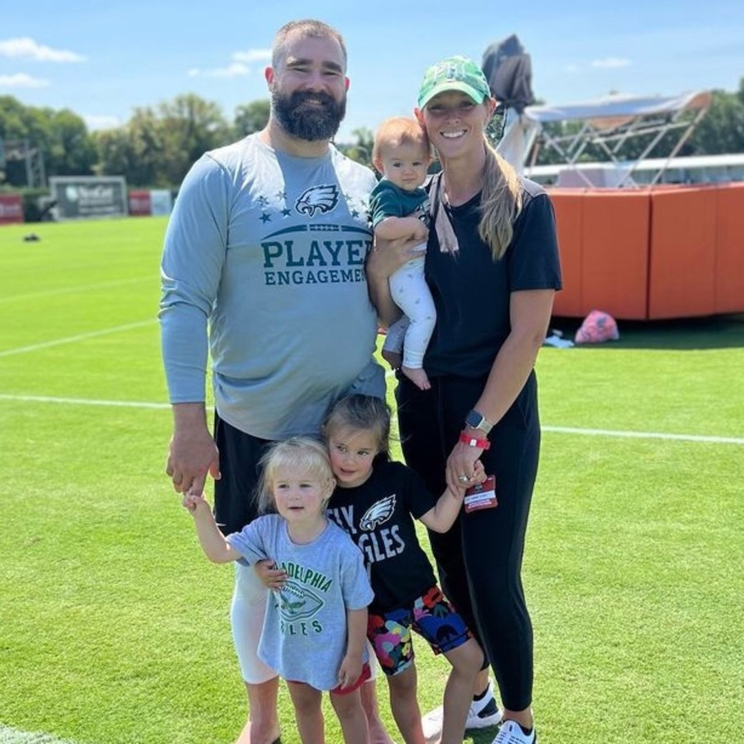 Pregnant Kylie Kelce Reacts to Joke About Jason Kelce’s Lookalike Daughters – E! Online Pregnant Kylie Kelce Reacts to Joke About Jason Kelce’s Lookalike Daughters – E! Online