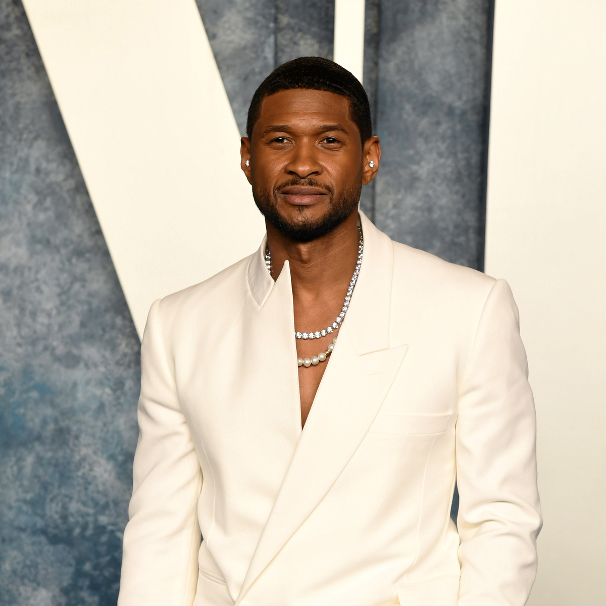 Usher доказва, че няма ограничение в трейлър на шоуто на полувремето на Super Bowl