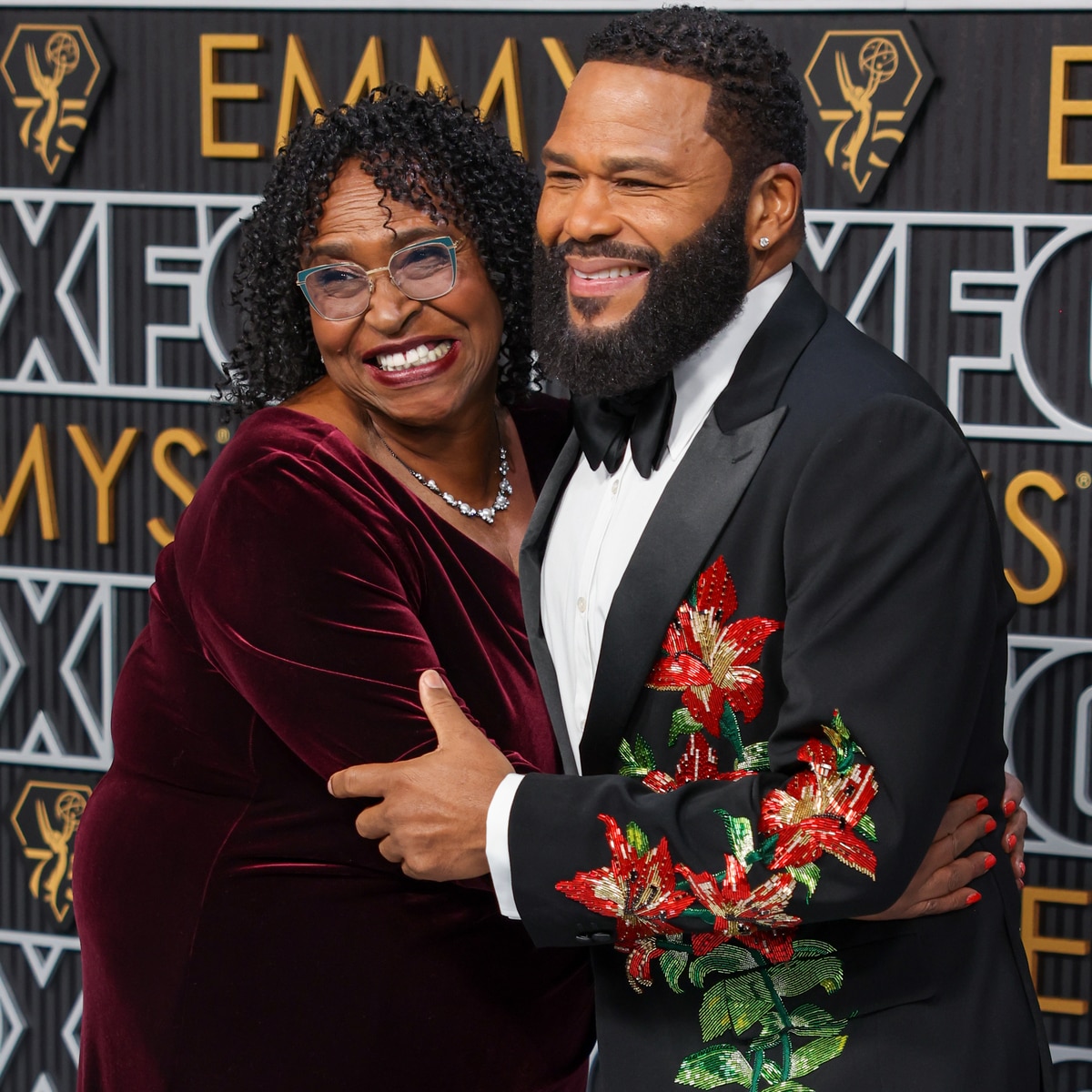 Anthony Anderson’s Mom Hilariously Scolds Him During Emmys Monologue