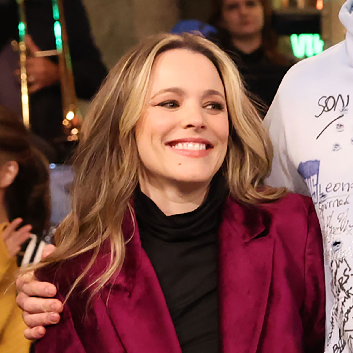 Рейчъл Макадамс подкрепя Рене Рап от Mean Girls в SNL с изненадваща поява