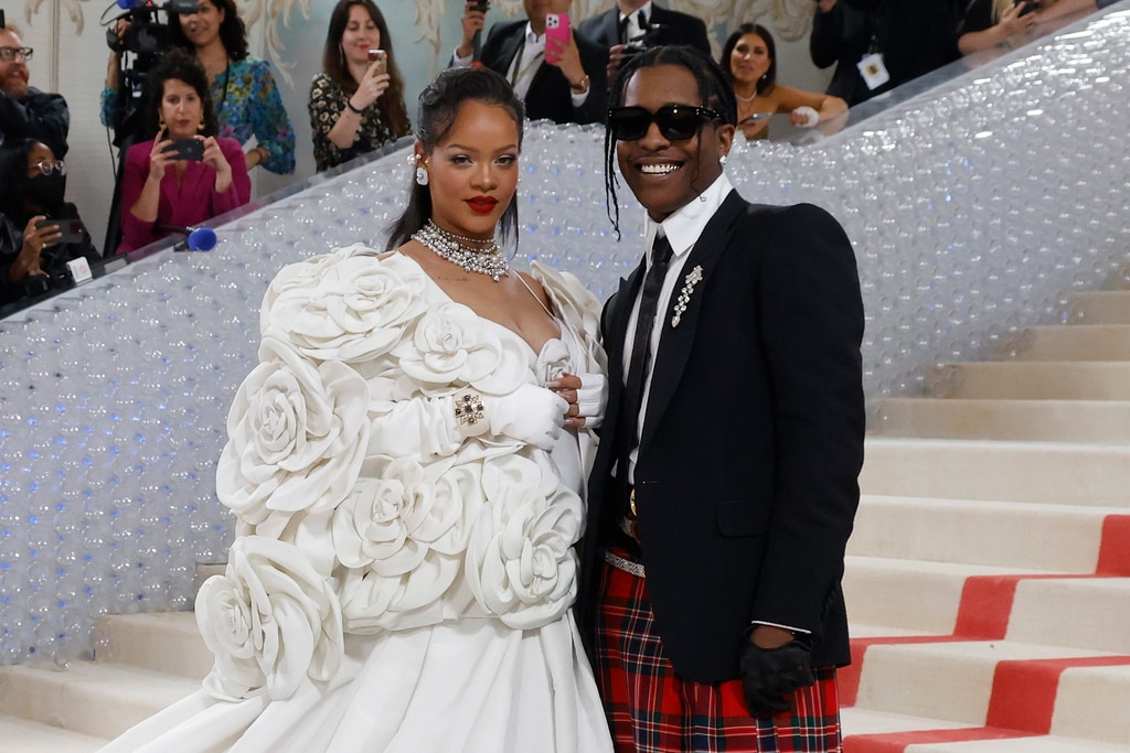 Rihanna kể chi tiết về truyền thống kỳ nghỉ với A$AP Rocky và 2 đứa con của họ