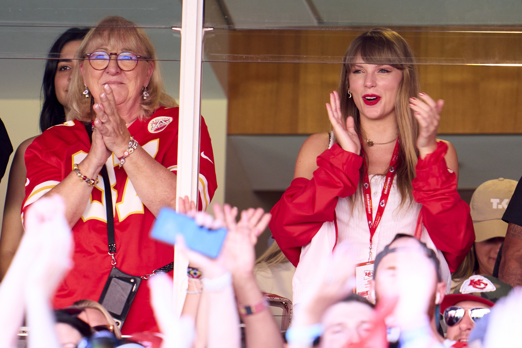 Donna Kelce, Taylor Swift