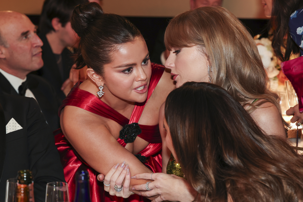 Por qué los fanáticos creen que Taylor Swift y Selena Gomez tuvieron una conversación jugosa en los Globos de Oro