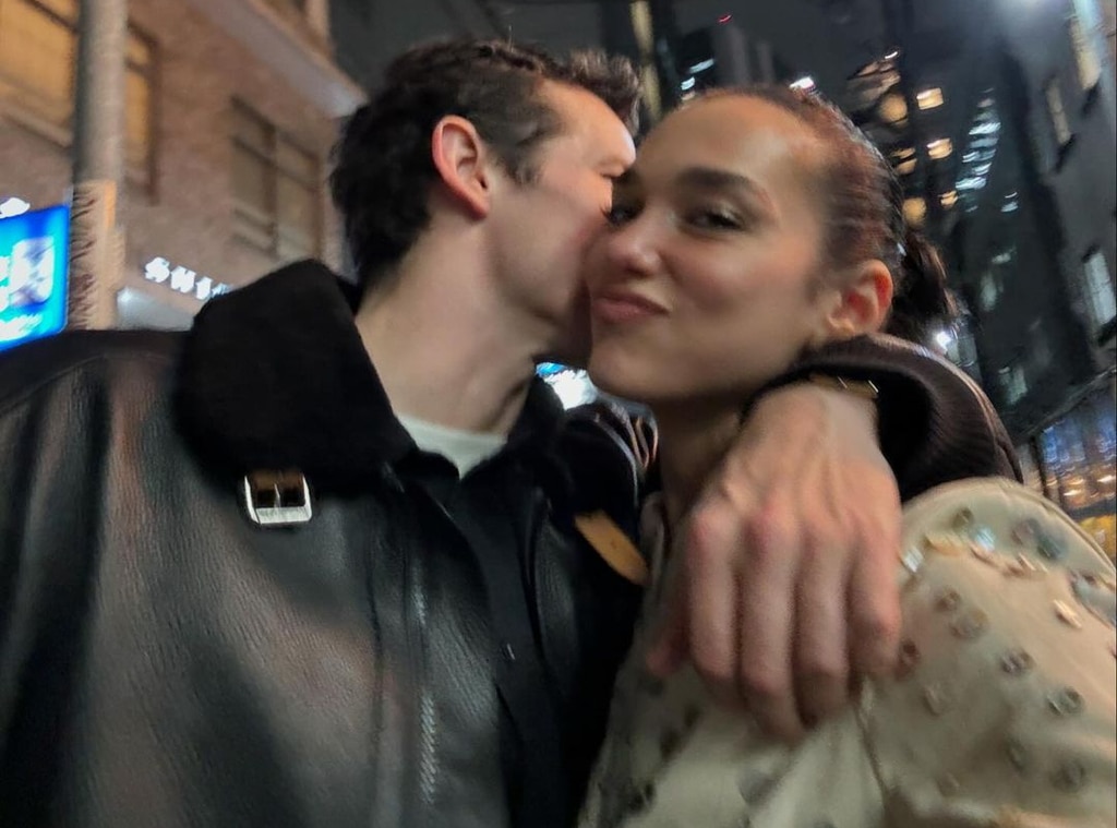 Dua Lipa와 Callum Turner는 Date Night 사진에서 밤새도록 춤을 춥니 다.