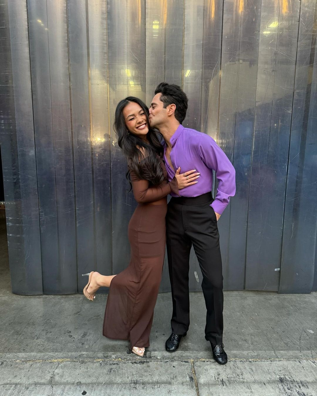 Como Jenn Tran e Sasha Farber continuam a valsar por meio de rumores de romance