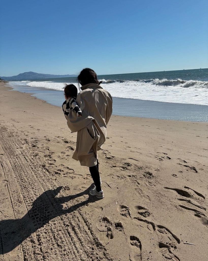 Sehen Sie sich die Bindung von Kourtney Kardashian und ihrem Sohn Rocky auf einem Strandausflug an