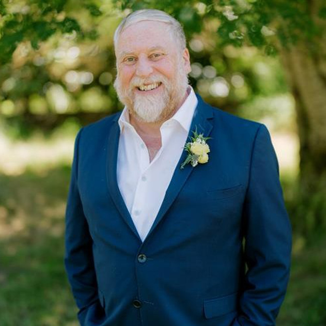 Actor Julien Arnold Dies in Theater During Christmas Carol Performance – E! Online Actor Julien Arnold Dies in Theater During Christmas Carol Performance – E! Online