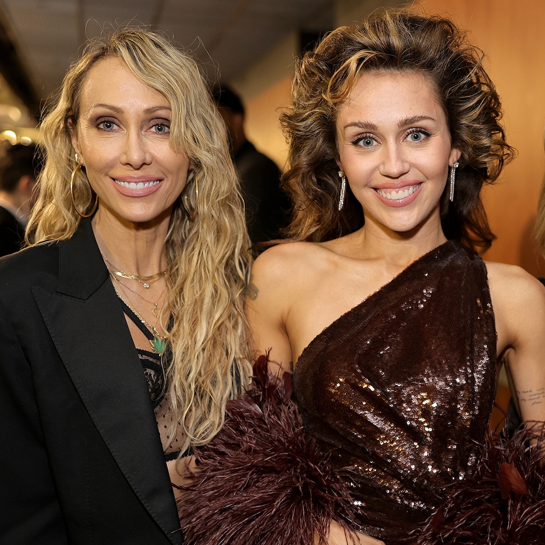 Miley Cyrus Calls Out Mom Tish Cyrus Over Controversial Pole Performance at 2009 Teen Choice Awards  – E! Online Miley Cyrus Calls Out Mom Tish Cyrus Over Controversial Pole Performance at 2009 Teen Choice Awards  – E! Online
