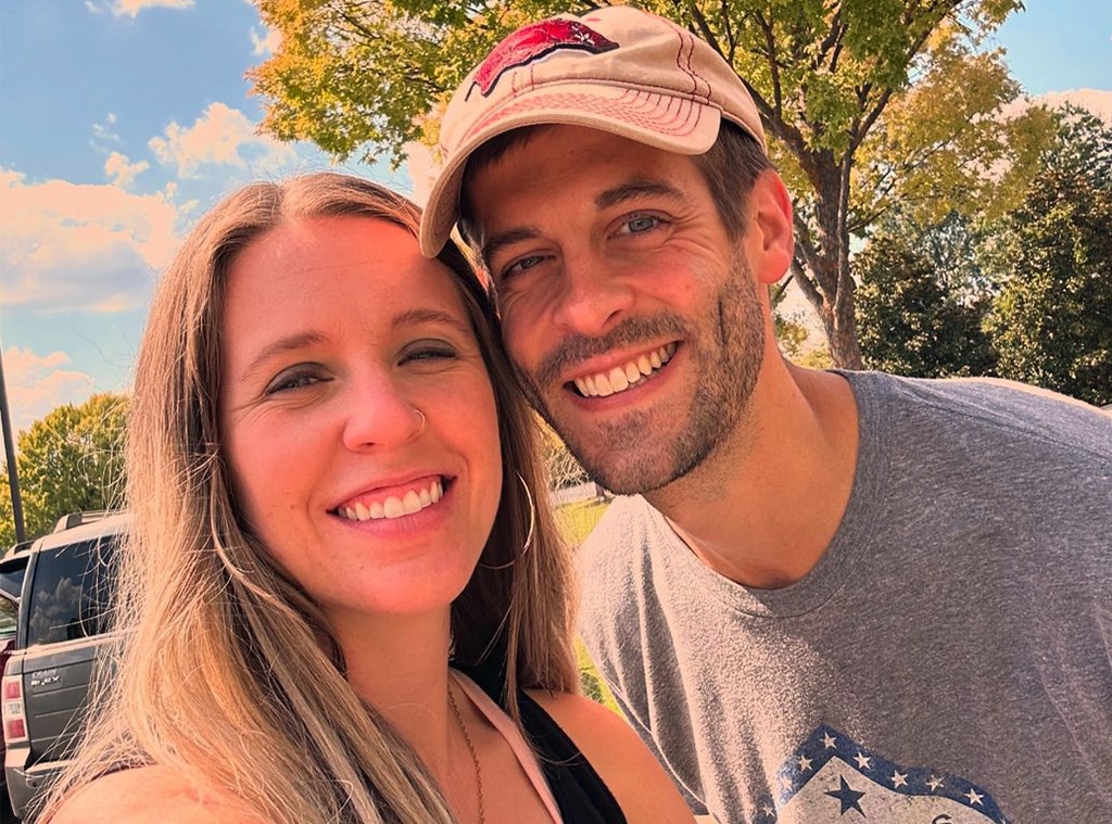 Gdzie Jill Duggar stoi z rodzicami Michelle i Jimem Bobem Duggarami