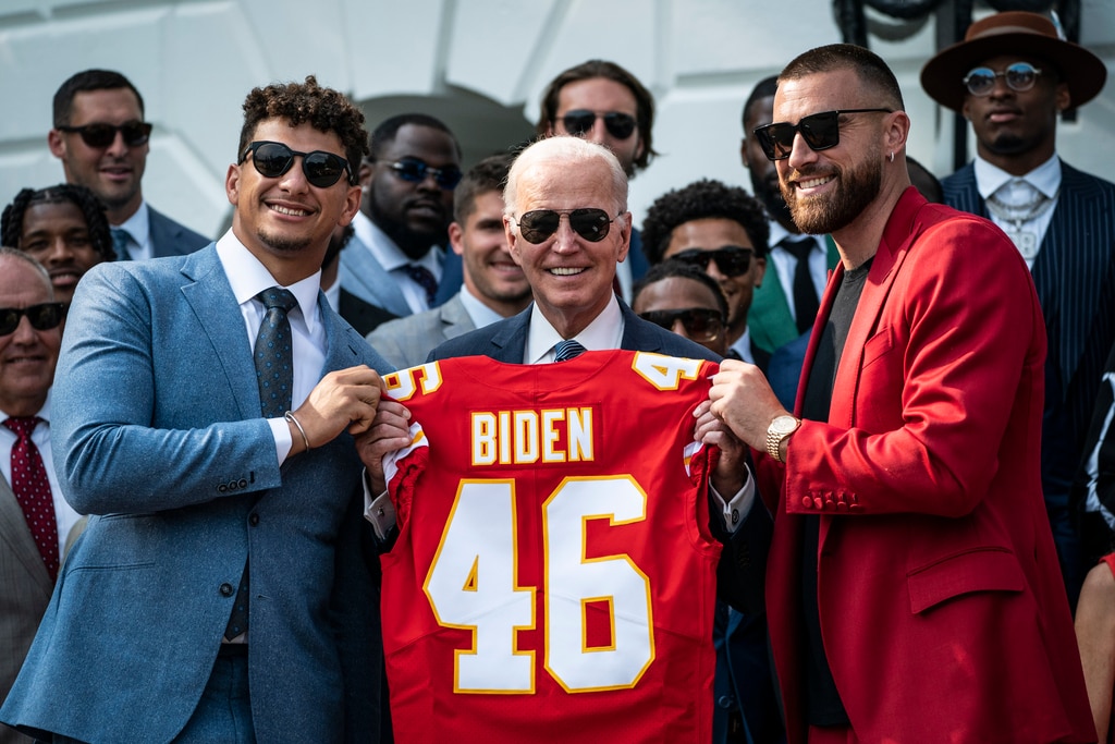 Travis Kelce, Kim Kardashian e mais estrelas que conheceram o presidente