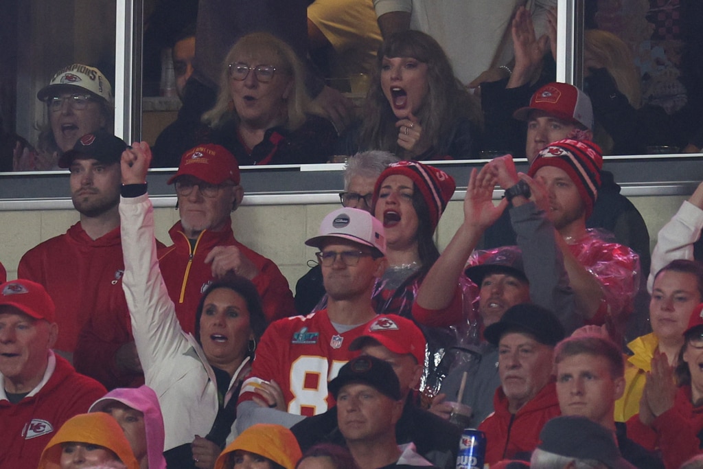 Taylor Swift, Andrea Swift & Donna Kelce Unite at Travis Kelce's Game