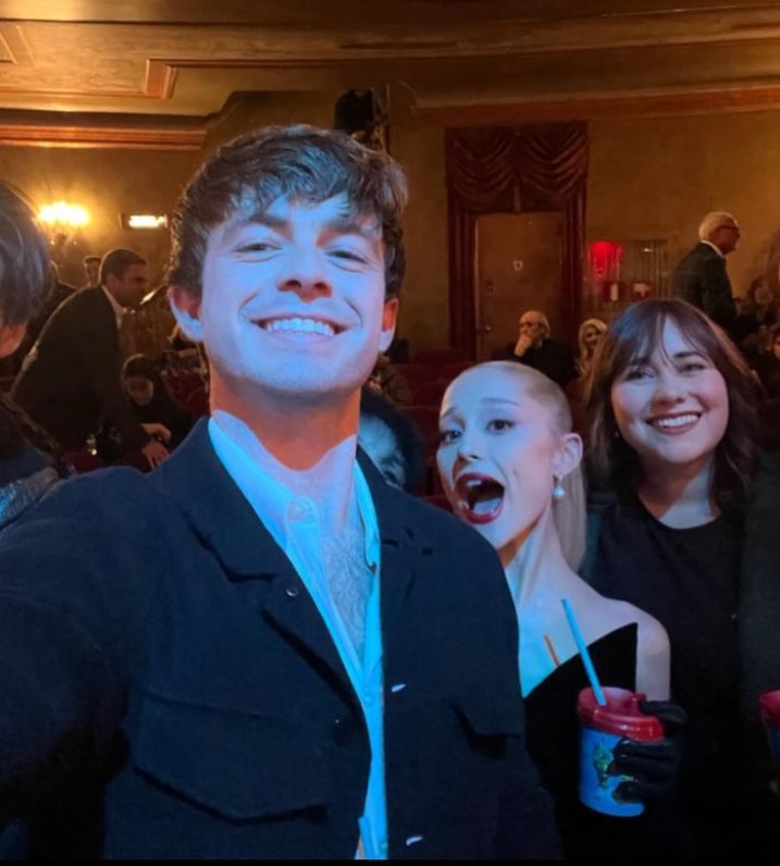 Inside Wicked Costars Ariana Grande e o romance mágico de Ethan Slater