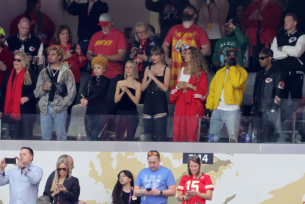 Photos from Taylor Swift & Her Squad Cheer on Travis Kelce at 2024