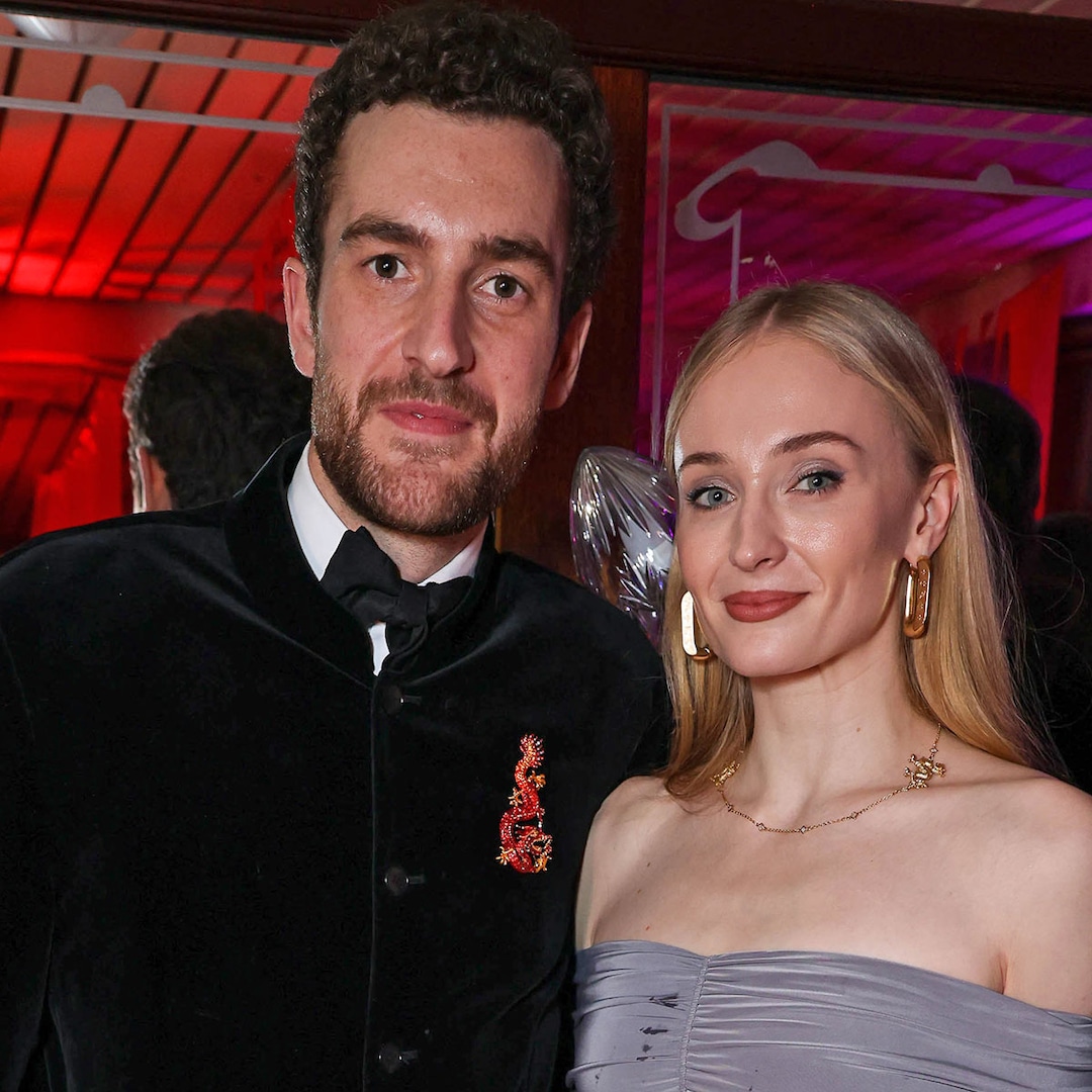 Кралицата на Севера обяви публично новия си роман Софи Търнър и Перегрин