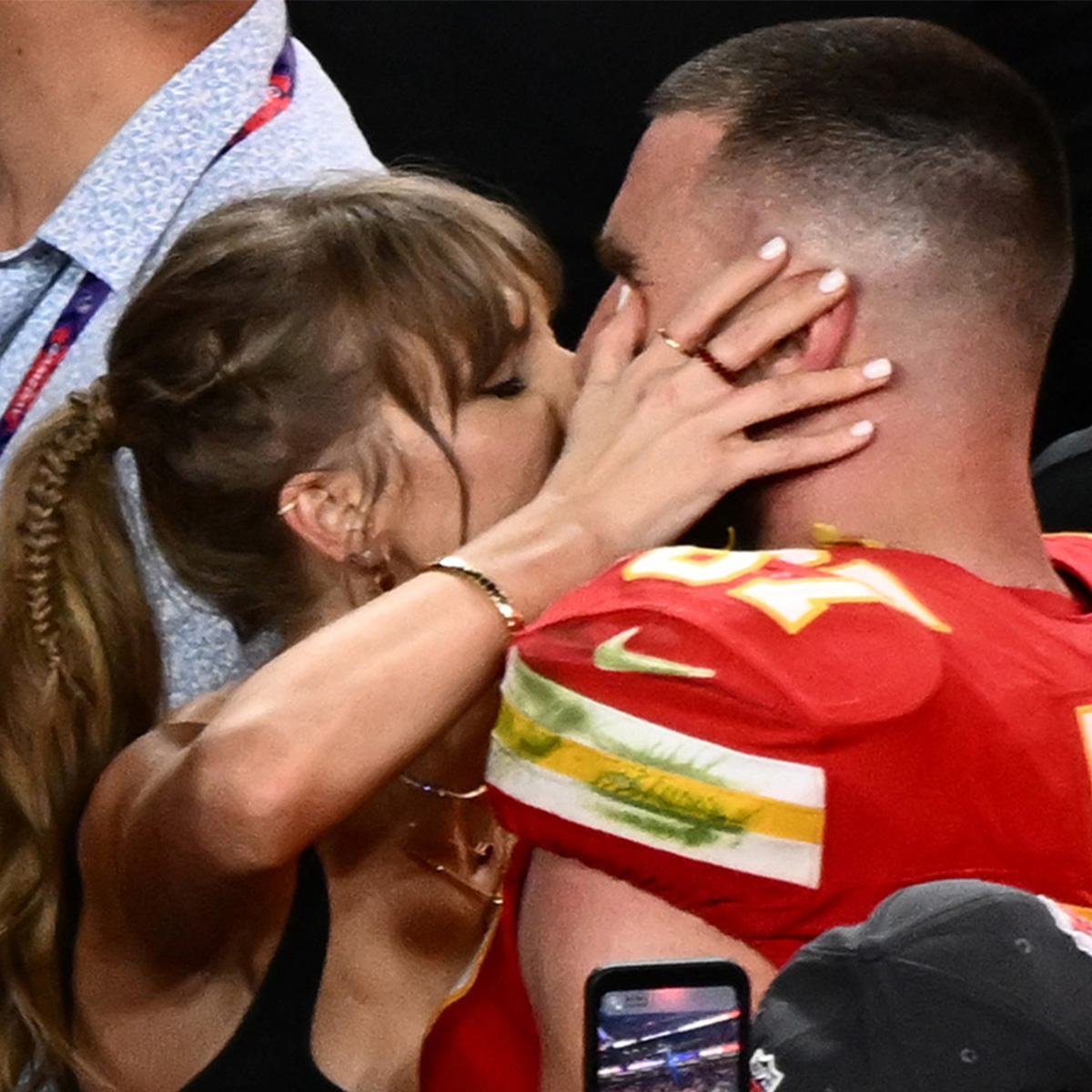 Тейлър Суифт и Травис Келси Баск в Afterglow of Chiefs’ Super Bowl Win With On-Field Kiss