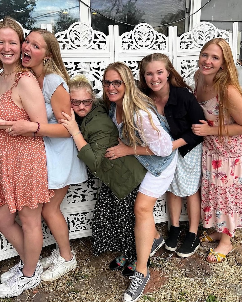 Christine Brown, Sister Wives, Aspyn, Mykelti, Gwendlyn, Ysabel, Truely, Instagram