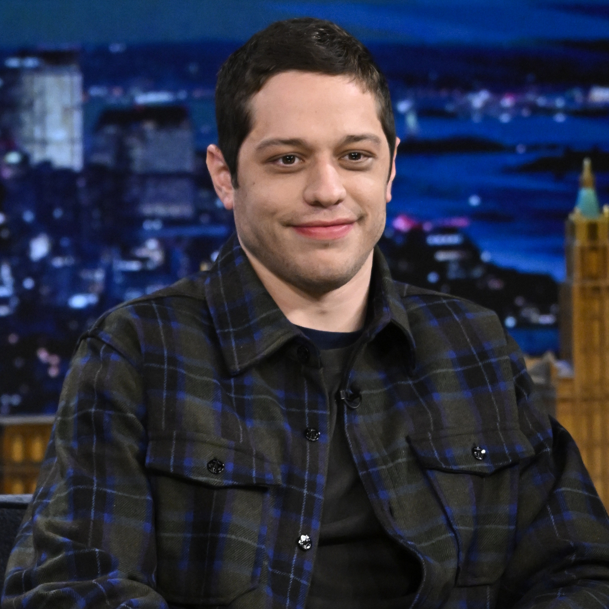 Pete Davidson mencium pacar baru setelah madelyn cline breakup