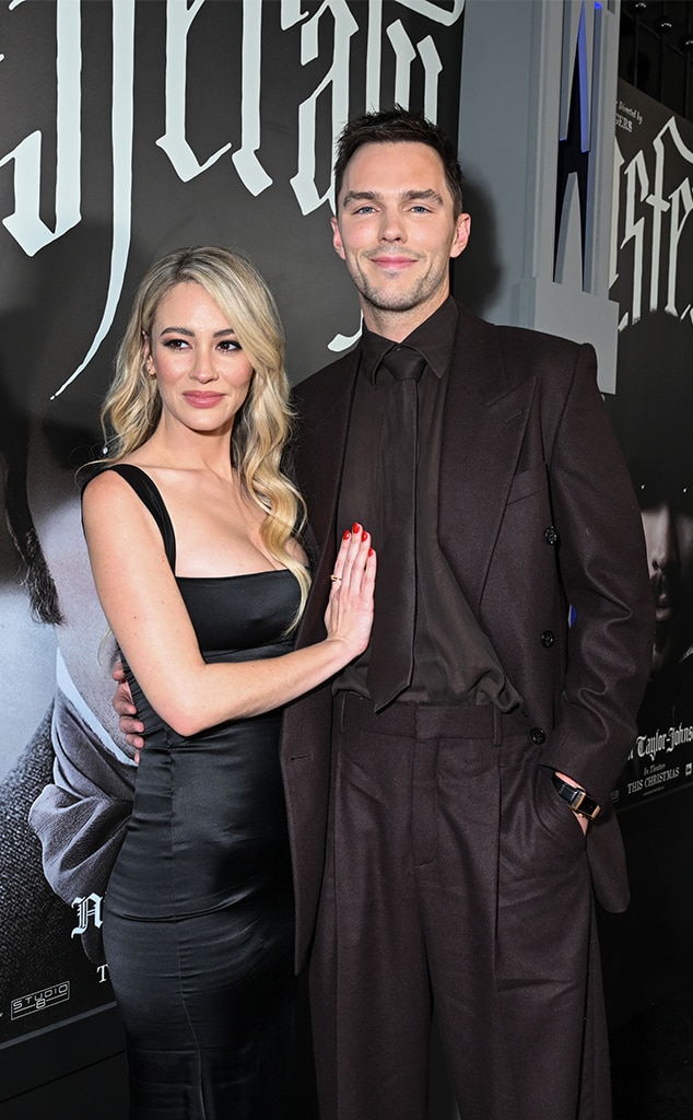 Nicholas Hoult และ Bryana Holly สนุกสนานกับค่ำคืนบนพรมแดงครั้งแรกในรอบ 7 ปี