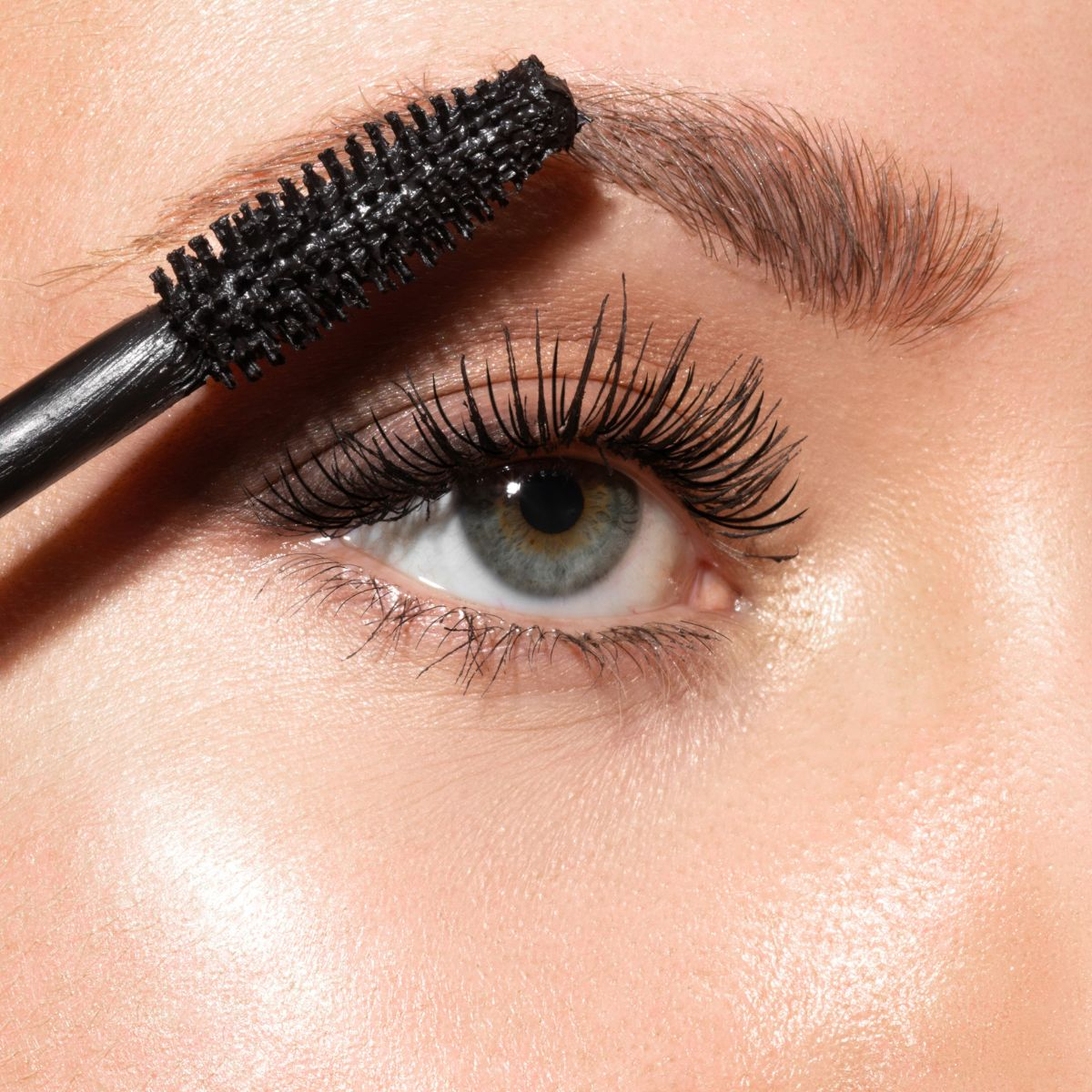 Get Bold, Beautiful Eyelashes This Holiday Season