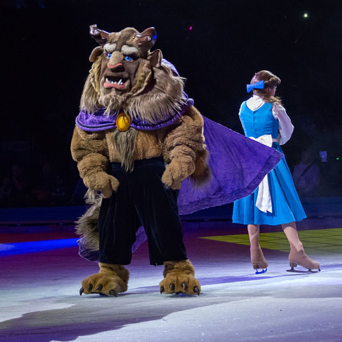 Скейтърът на Disney on Ice е хоспитализиран в тежко състояние след падане по време на шоу