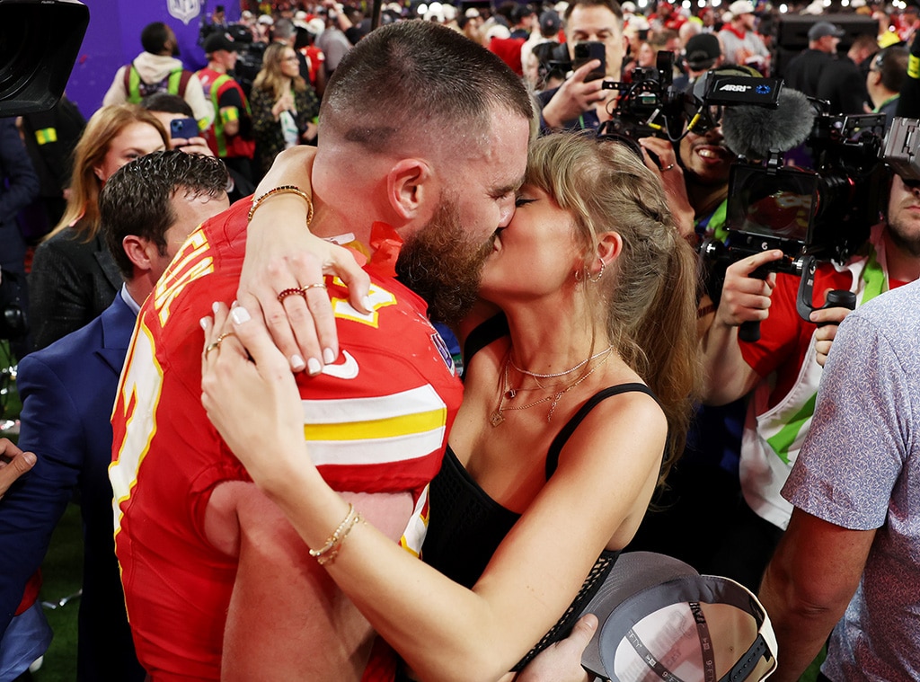 Taylor Swift กลับมารวมตัวกับ Brittany Mahomes ที่ตั้งครรภ์ที่ Chiefs Game