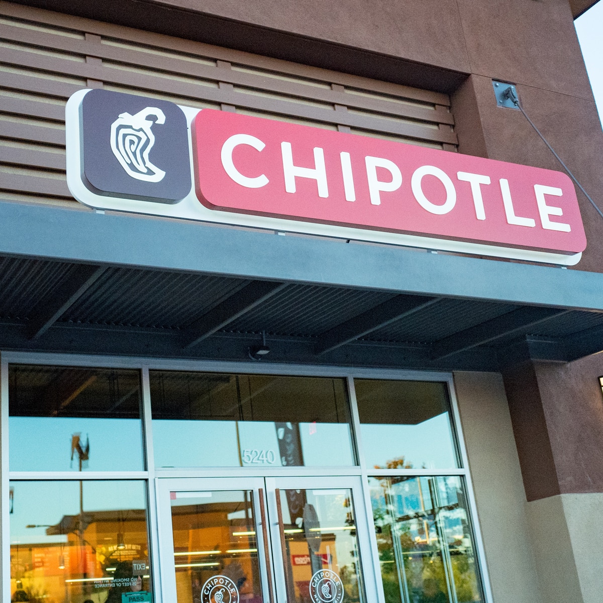 Chipotle официально повышает цены