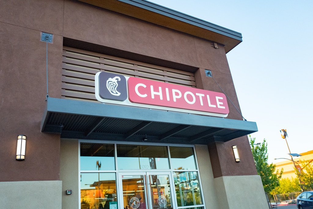 Chipotle официально повышает цены