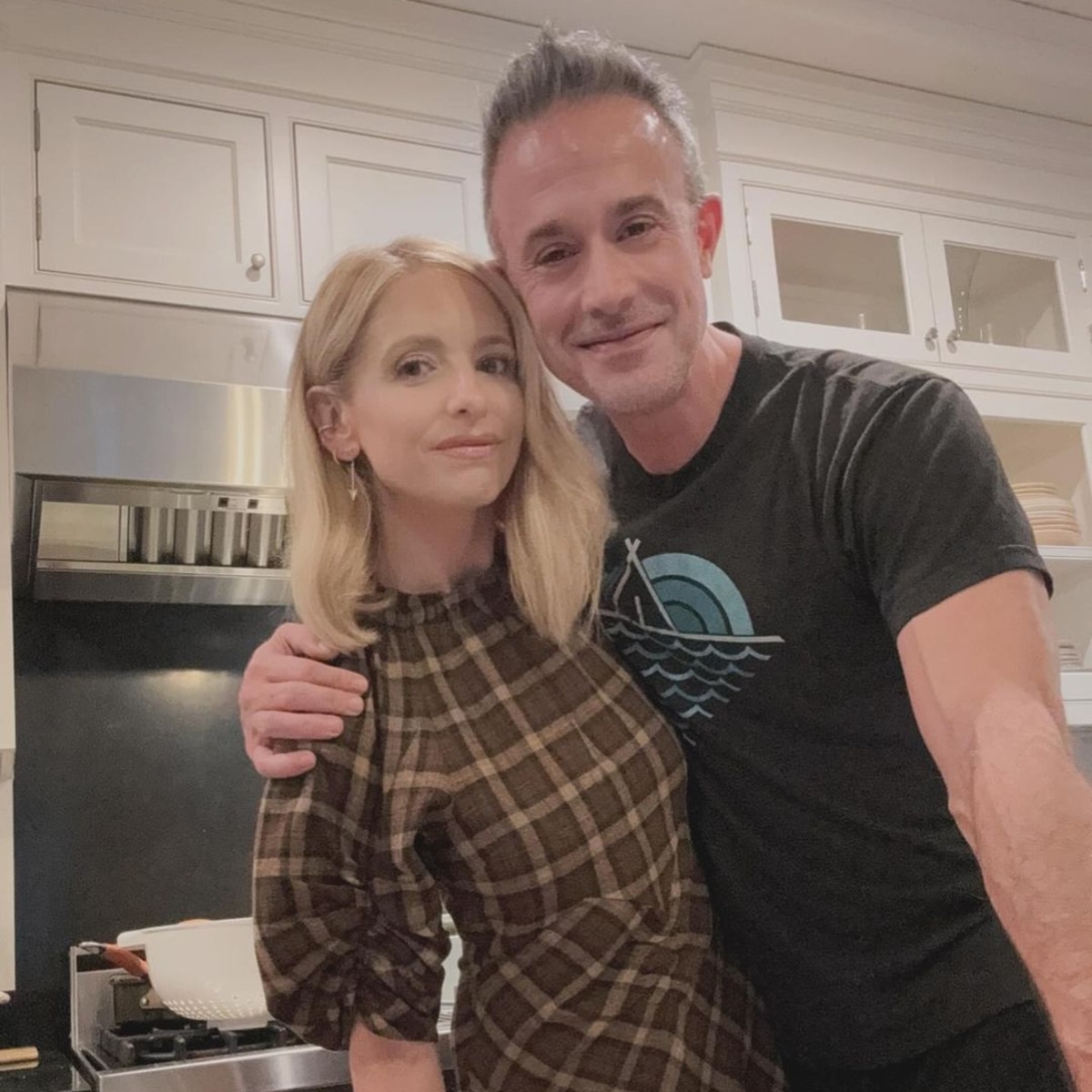 Cómo Freddie Prinze Jr. y Sarah Michelle Gellar evitan la "tontería" Celeb Life