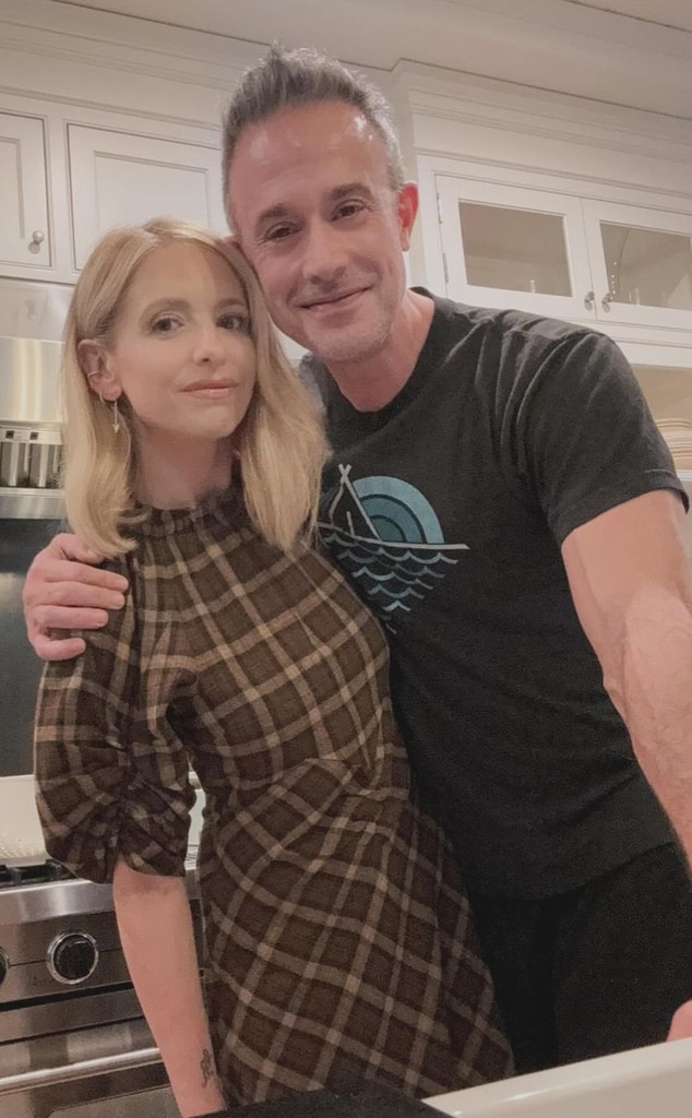 Freddie Prinze Jr. และ Sarah Michelle Gellar หลีกเลี่ยง "BS" Celeb Life อย่างไร