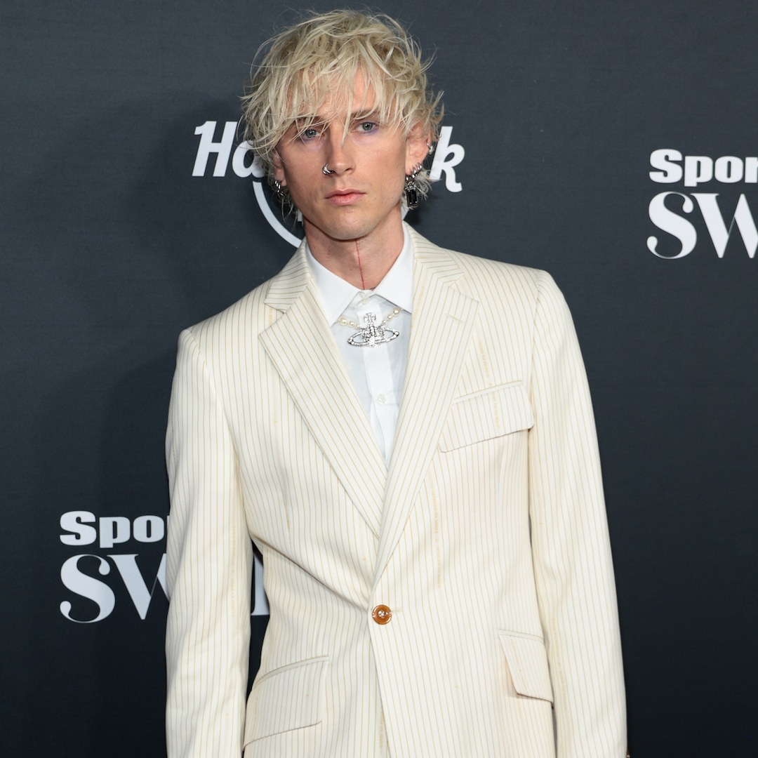 размишлява върху трудна глава от живота си Певецът може би който