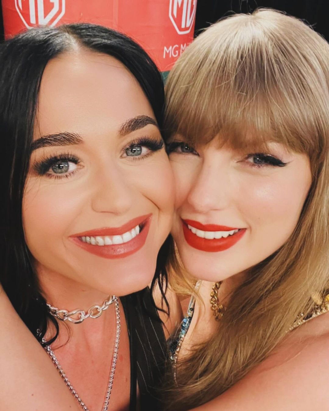 Taylor Swift ยกย่อง Sabrina Carpenter ในฐานะ "เจ้าหญิงป๊อปแห่งความฝันของเรา"