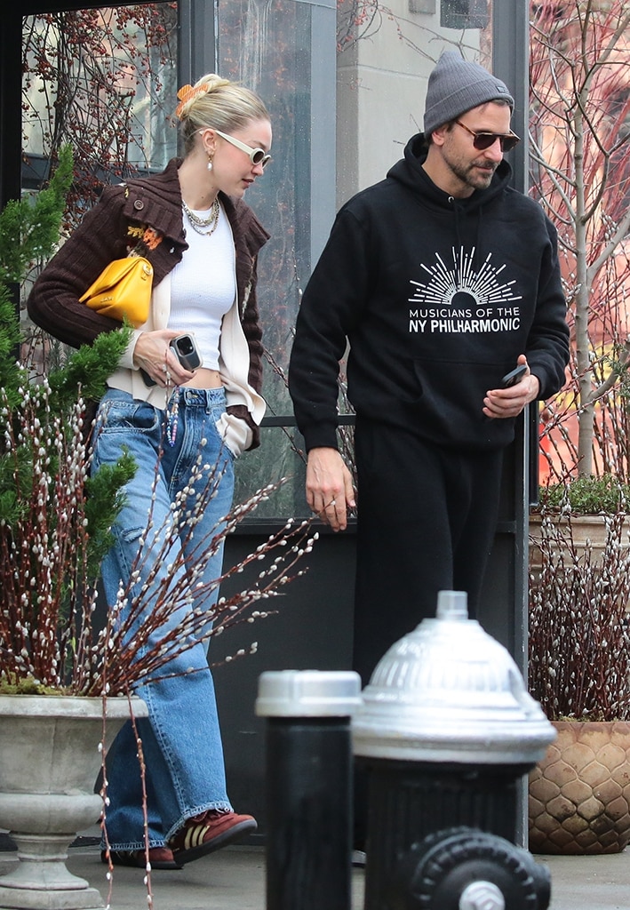 Bradley Cooper e Gigi Hadid saem de Los Angeles um ano após a estreia no romance