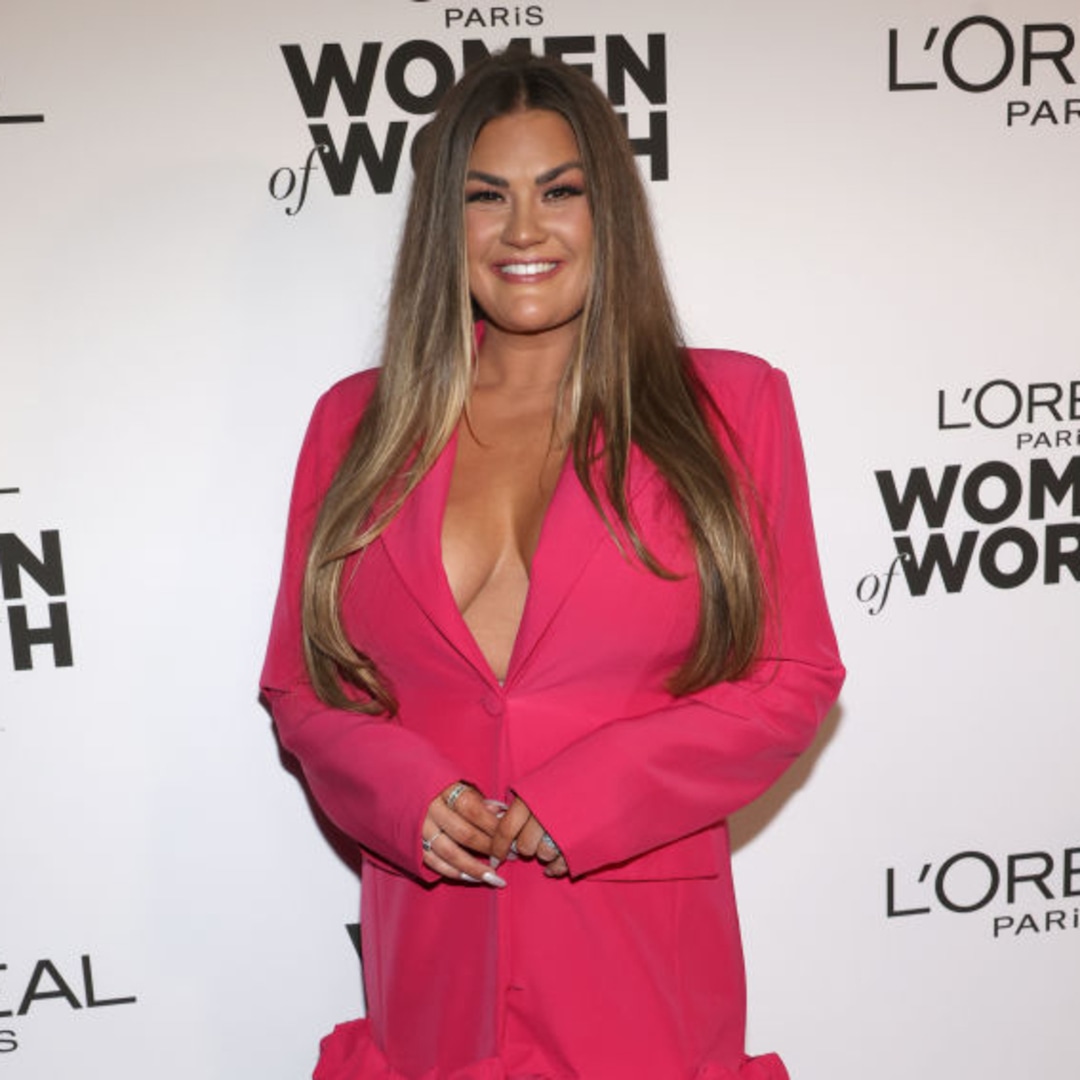 Британи Картрайт вдига високо чашата си защото празнува себе си След