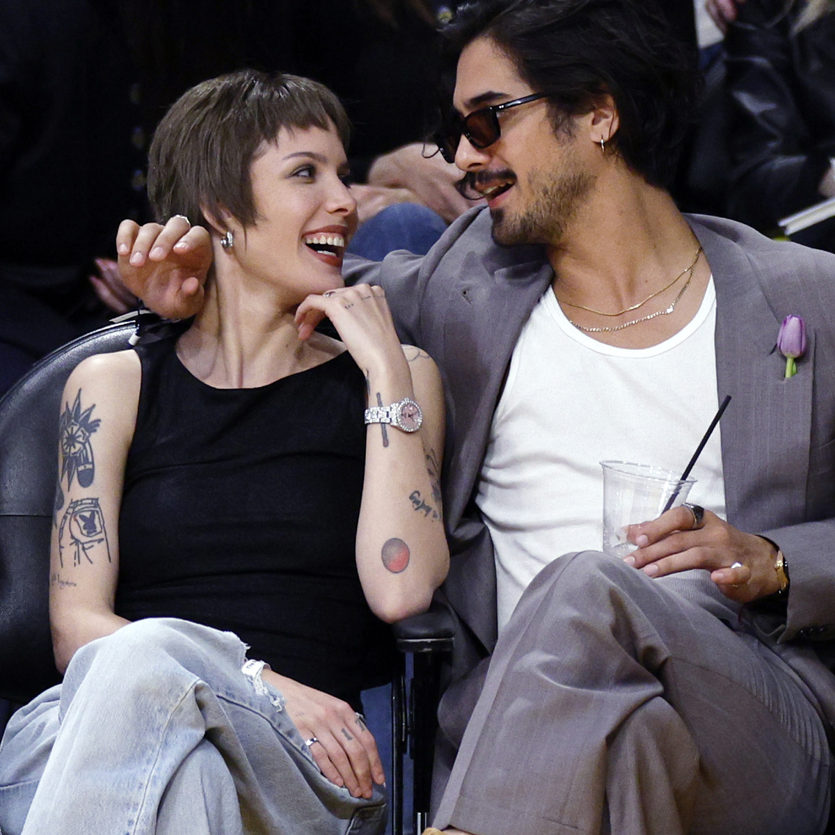 Halsey and boyfriend Avan Jogia get touchy-feely during LA Lakers game date, image size:1200x1200