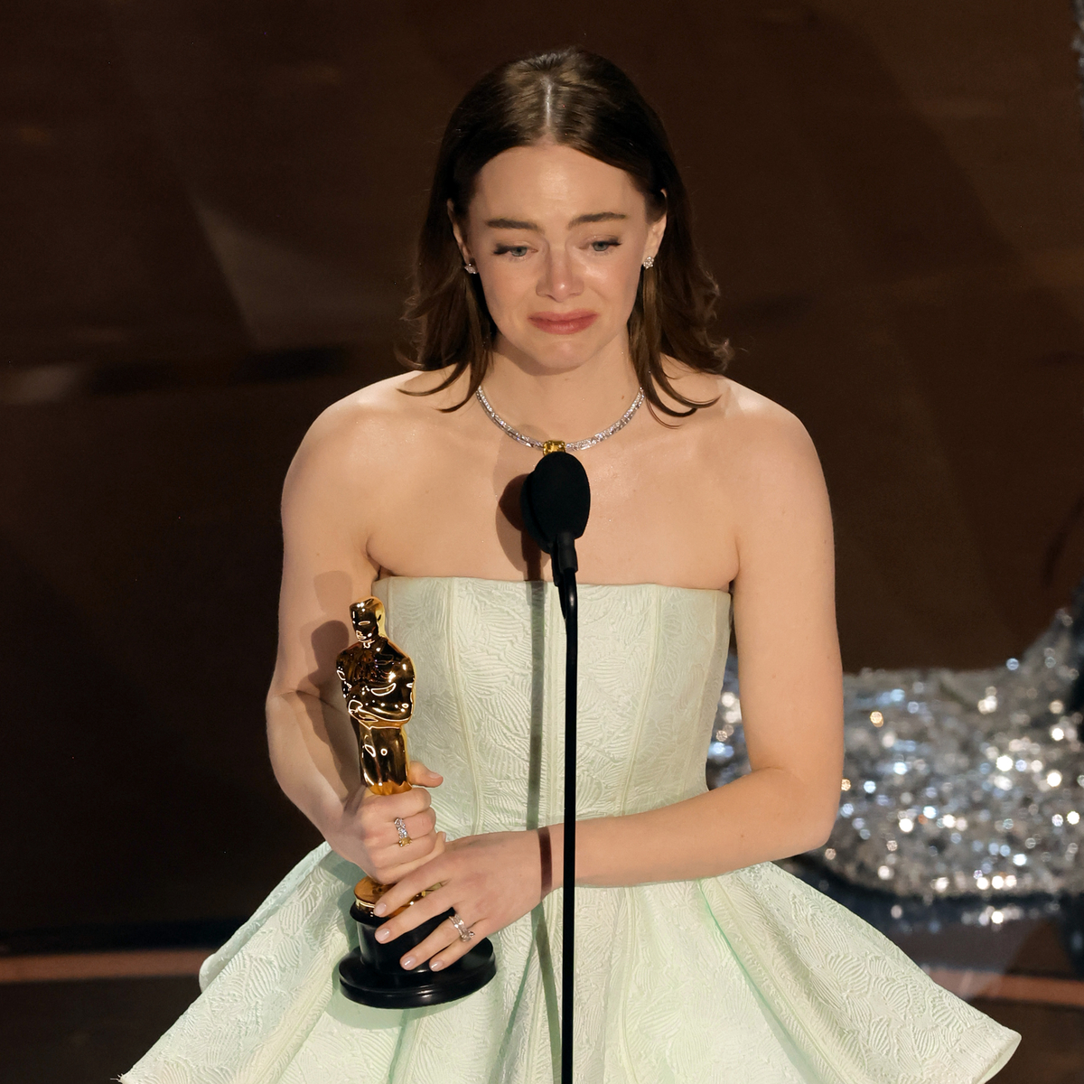 Emma Stone Has Wardrobe Malfunction While Accepting Best Actress Award ...