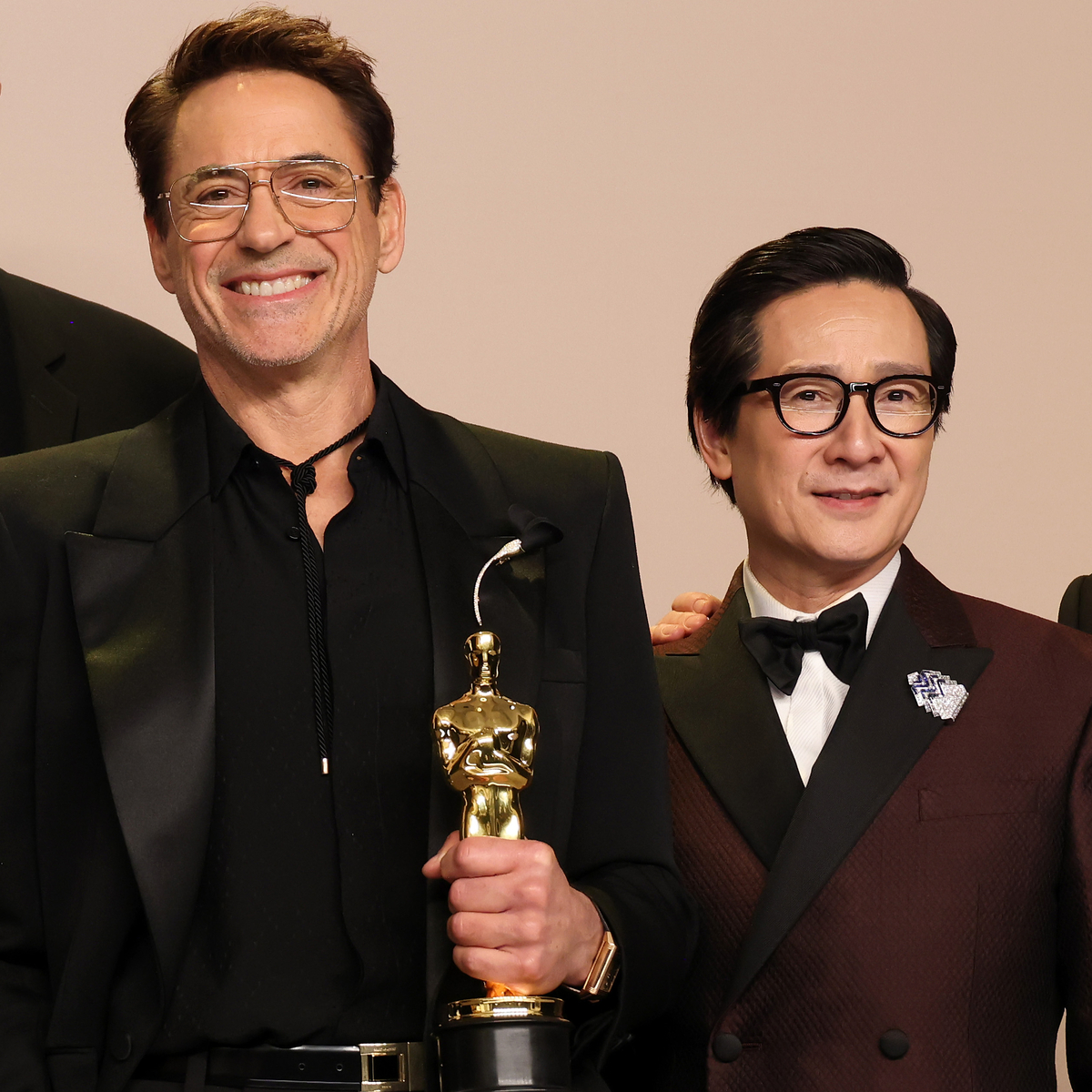 Защо моментът на Робърт Дауни Джуниър и Ке Хуи Куан от Оскарите 2024 г. оставя феновете разделени