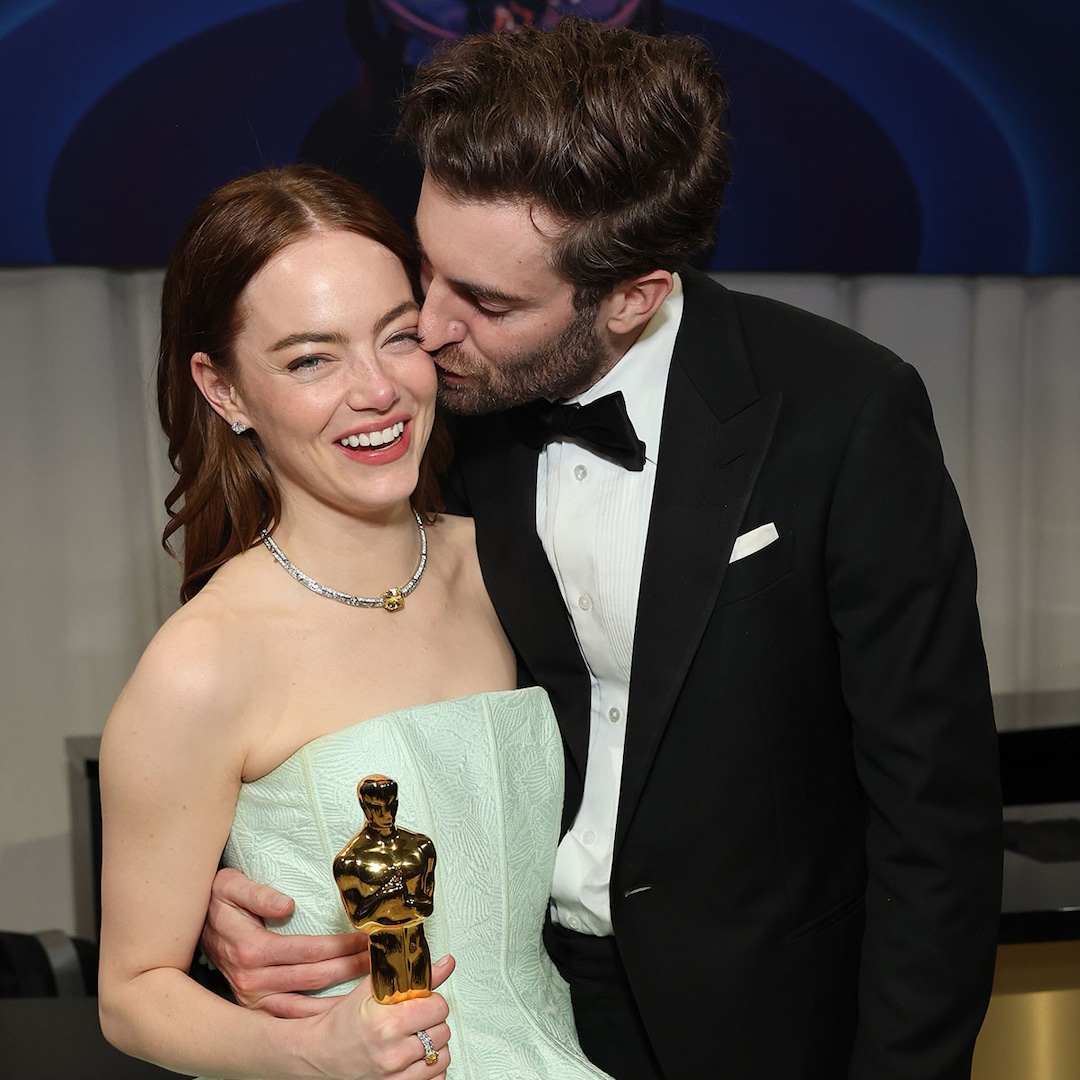 Ема Стоун и съпругът й Дейв МакКари споделят целувка на партито за Оскарите в редки моменти за PDA