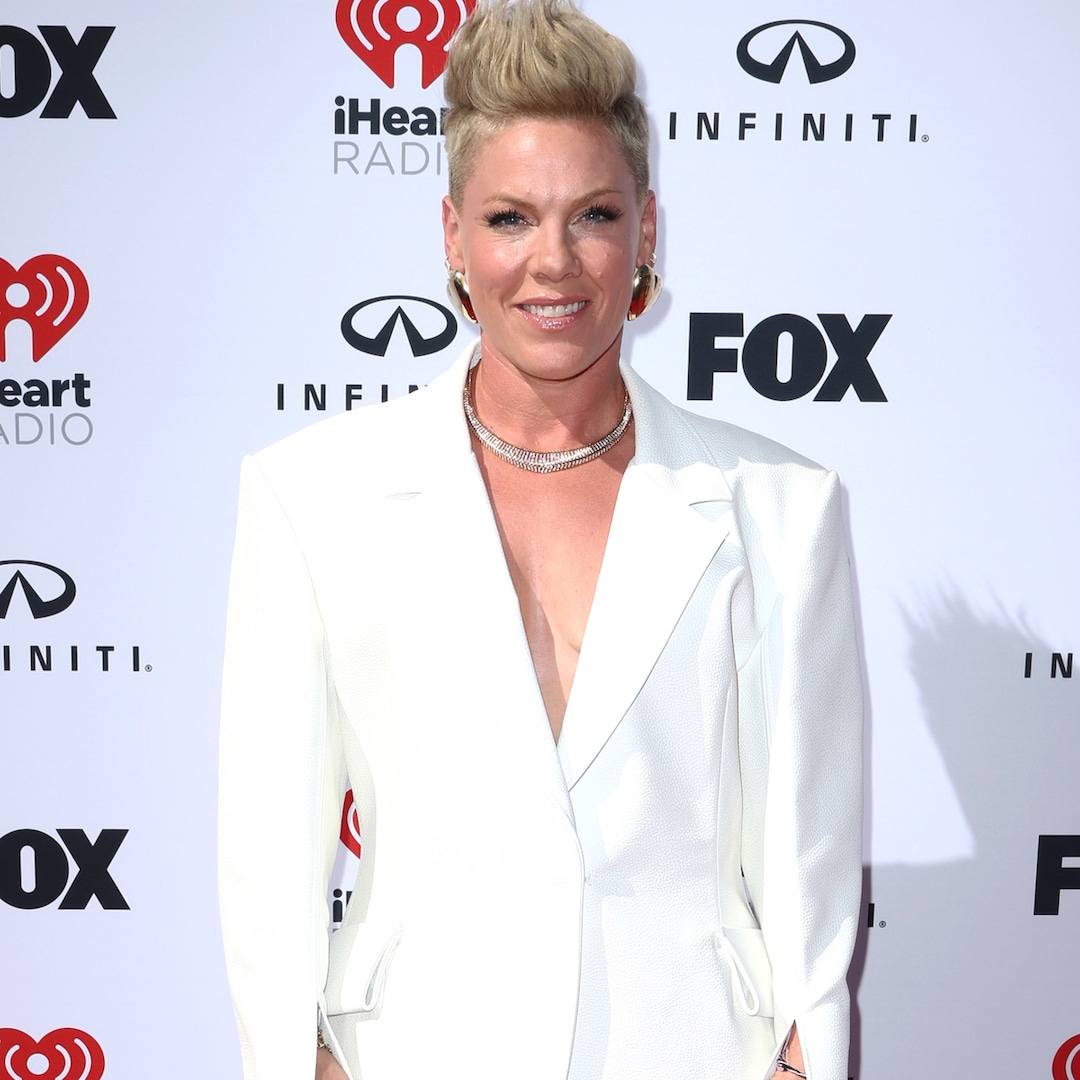 просто дава повод на феновете си да се смеят Певицата